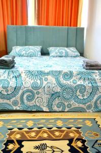 um quarto com uma cama com uma cabeceira azul em Sunny Flat in the Center of Tirana, 2 min. walk em Tirana