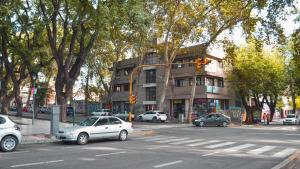 una concurrida calle de la ciudad con coches aparcados en la calle en Departamento en centro de Mendoza, Plaza Italia en Mendoza