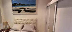 1 dormitorio con 1 cama y una foto en la pared en The best Copacabana Luxury Design 3 Bedroom room 3 bathroom 85 inch cinema tv top location, en Río de Janeiro