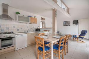 Køkken eller tekøkken på Maison à 300 m de la plage! + 9 billeder