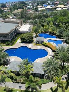 una vista aérea de una piscina en un complejo en Verdon Parc Condo 1 Bedroom, en Davao City