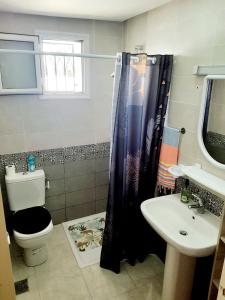 uma casa de banho com um WC e um lavatório em DAR ALMATY em Houmt Souk