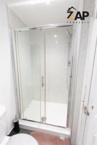 y baño con ducha y puerta de cristal. en The Light House en Londres