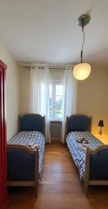 Zimmer mit 2 Betten und einem Fenster in der Unterkunft La Terrazza Di Bene Arancio in Lucca