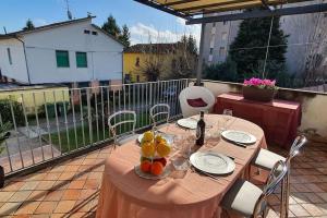 einen Tisch mit einer Obstschale auf einer Terrasse in der Unterkunft La Terrazza Di Bene Arancio in Lucca