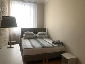 Ένα ή περισσότερα κρεβάτια σε δωμάτιο στο Zamkowy Apartament