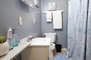 Ένα μπάνιο στο Entire Studio Apartment #2/Minutes to Downtown Indianapolis +18 φωτογραφίες