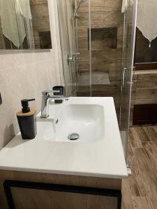 een badkamer met een witte wastafel en een douche bij B&BUrszula Gizzeria Lido in SantʼEufemia Lamezia
