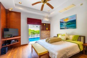 โทรทัศน์และ/หรือระบบความบันเทิงของ Recommend a warm Thai style private swimming pool villa with convenient traffic and living, walking 700 meters to the the beach