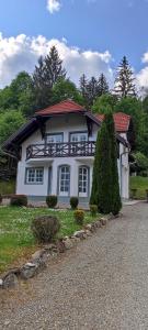 una casa blanca con techo rojo en Casa Bănucu, en Satu Mare