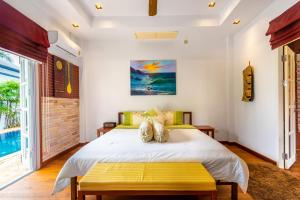 เตียงในห้องที่ Recommend a warm Thai style private swimming pool villa with convenient traffic and living, walking 700 meters to the the beach