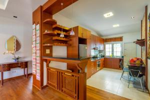 ครัวหรือมุมครัวของ Recommend a warm Thai style private swimming pool villa with convenient traffic and living, walking 700 meters to the the beach