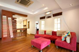 พื้นที่นั่งเล่นของ Recommend a warm Thai style private swimming pool villa with convenient traffic and living, walking 700 meters to the the beach