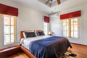 เตียงในห้องที่ Recommend a warm Thai style private swimming pool villa with convenient traffic and living, walking 700 meters to the the beach