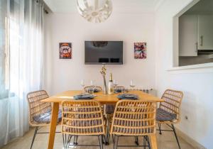 comedor con mesa de madera y sillas en Casa de la vida - Roda Golf, en Roda