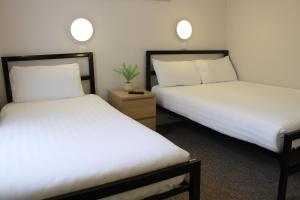 Postel nebo postele na pokoji v ubytování Lords Hotel