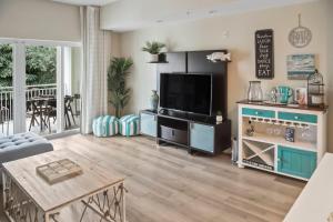 a living room with a flat screen tv and a table at UPSCALE RESORT VILLA IN THE HEART OF MIAMI in Miami