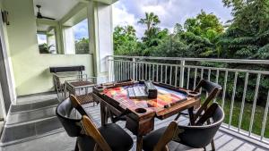- une terrasse couverte avec une table et des chaises sur un balcon dans l'établissement UPSCALE RESORT VILLA IN THE HEART OF MIAMI, à Miami