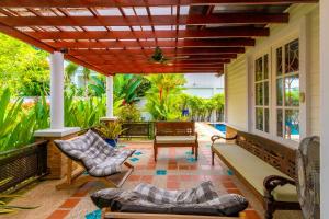 พื้นที่นั่งเล่นของ Recommend a warm Thai style private swimming pool villa with convenient traffic and living, walking 700 meters to the the beach
