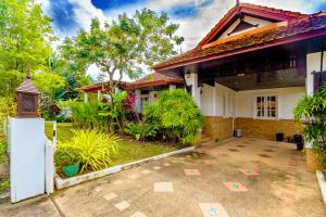 สวนหย่อมนอก Recommend a warm Thai style private swimming pool villa with convenient traffic and living, walking 700 meters to the the beach