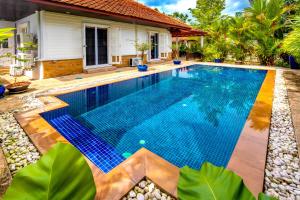 卡馬拉海灘的住宿－Recommend a warm Thai style private swimming pool villa with convenient traffic and living, walking 700 meters to the the beach，相簿中的一張相片
