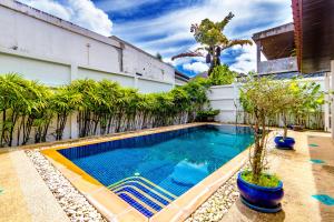 สระว่ายน้ำที่อยู่ใกล้ ๆ หรือใน Recommend a warm Thai style private swimming pool villa with convenient traffic and living, walking 700 meters to the the beach