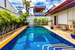 สระว่ายน้ำที่อยู่ใกล้ ๆ หรือใน Recommend a warm Thai style private swimming pool villa with convenient traffic and living, walking 700 meters to the the beach
