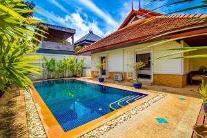 卡馬拉海灘的住宿－Recommend a warm Thai style private swimming pool villa with convenient traffic and living, walking 700 meters to the the beach，相簿中的一張相片