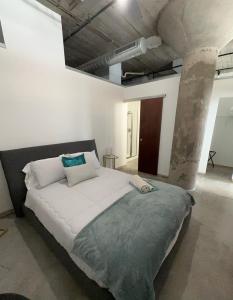 Rúm í herbergi á Luxury Cozy Loft Downtown STL