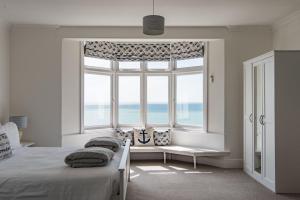 una camera con un letto e una grande finestra di Lookout Post by Bloom Stays a Folkestone