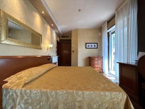 Łóżko lub łóżka w pokoju w obiekcie Hotel Regina