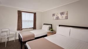 Postel nebo postele na pokoji v ubytování Lords Hotel