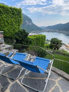 - un hamac bleu sur une terrasse donnant sur le lac dans l'établissement Nuova dependance, à Rovio