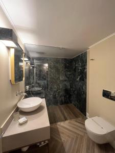 Koupelna v ubytování Pantheon City Hotel + 37 fotografií