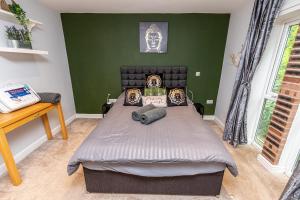 una camera con letto e parete verde di Tranquillity Suites Warrington 1bed Wifi Sleeps 4 
