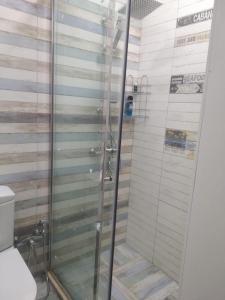 y baño con ducha y puerta de cristal. en Novxani jorat beach area, en Sumqayit