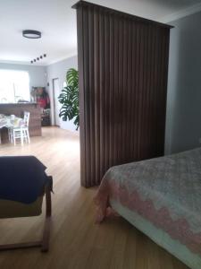 1 dormitorio con 1 cama y comedor en Novxani jorat beach area, en Sumqayit