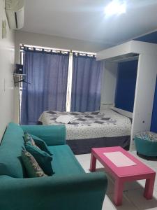 a living room with a couch and a bed at Luminoso monoambiente con cochera propia dentro del edificio in La Plata