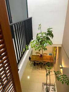 une salle à manger avec une table et une plante en pot dans l'établissement Timurahaus, à Kajang