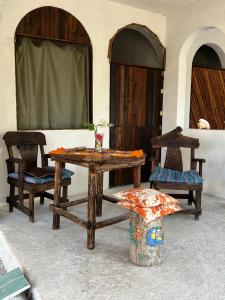 a table and two chairs and a table and a bench at El Árbol de la Vida in Bacalar