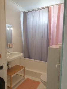 Villa Angelina في بوسولاي: حمام مع ستارة دش ومرحاض