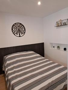 - une chambre avec un lit avec une vignette sur le mur dans l'établissement Bel appartement 2/4personnes, à Douzens