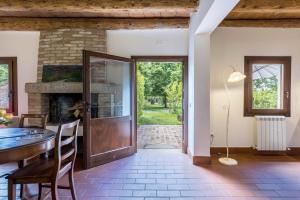 una sala de estar con una puerta que conduce a un patio en Tenuta Ca' Zen - Cottage Casetta, en Taglio di Po