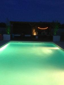 Fotografia z galérie ubytovania Chambres d hôtes au calme avec piscine et jacuzzi v destinácii Valros + 2 fotografie