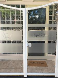 Una puerta corrediza de vidrio con un cartel de bienvenida. en Angela's dreams, en Conversano