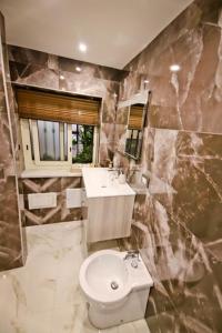 ein Bad mit einem WC und einem Waschbecken in der Unterkunft House spaccanapoli in Neapel