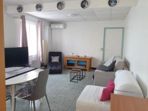 Villa Angelina في بوسولاي: غرفة معيشة بها أريكة وطاولة