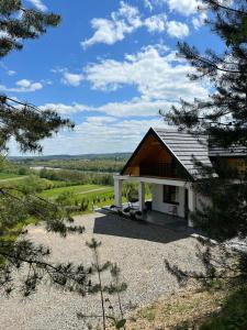 a house on a hill with a view at Domek nad Doliną Dunajca in Zakliczyn