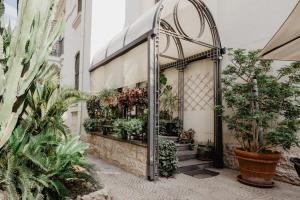 Un edificio con un mucchio di piante in vaso di Villa Luigi XVI a Taranto