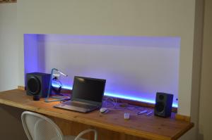 een bureau met een laptop en speakers. bij Villetta Bianca Pisticci-Matera in Pisticci